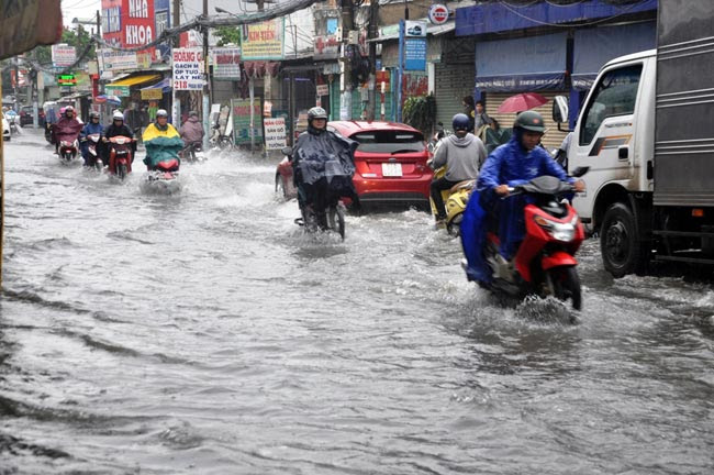 Mưa 20 phút, đường phố Sài Gòn nước chảy như thác đổ - 4