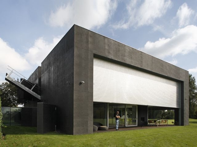 The House with Moving Walls (15 pics + 1 gif)