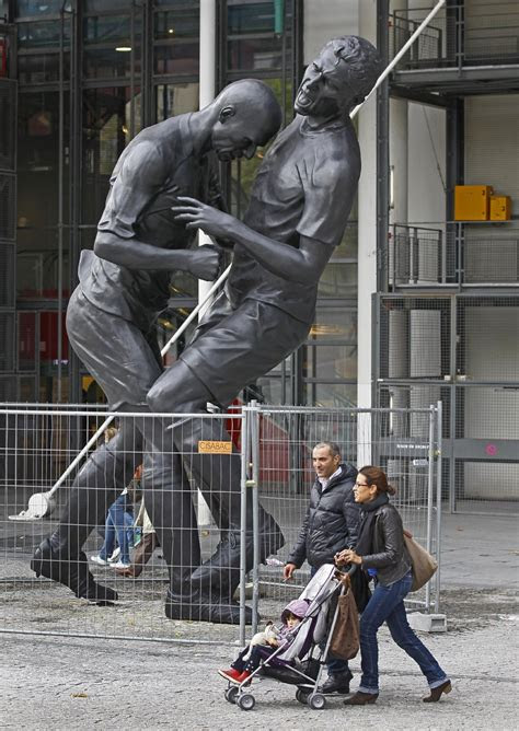 Watch villarreal vs manchester united live & check their rivalry & record. Football Art: Statue Of Zidane Headbutting Materazzi