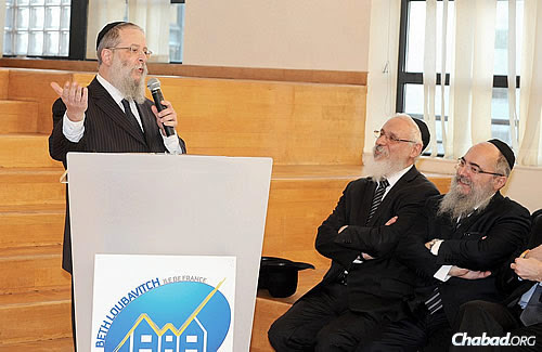 Rabbi Chaim Shneur Nisenbaum one year ago in April when receiving the newly elected mayor of Paris, Anne Hidalgo, at the preschool-through-grade 12 Complexe Scolaire Beth Haya Mouchka. The girls’ high school, Beth Hanna, made top marks in France. (Photo: Chlomo Masliah)