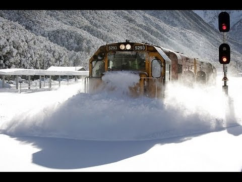 video que muestra a un tren apartando la nieve a gran velocidad