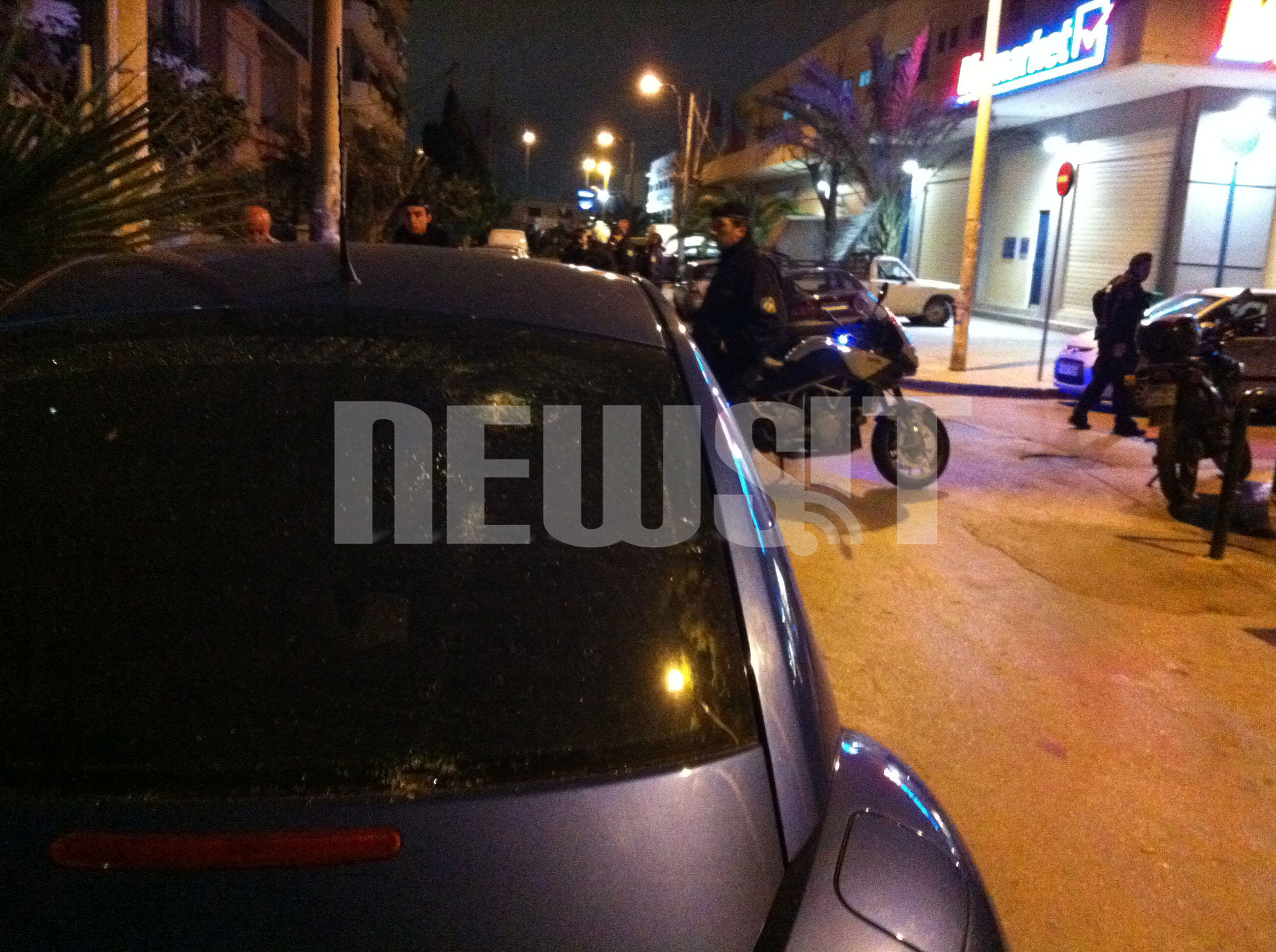 Τα σημάδια της συμπλοκής εμφανή στα τζάμια παρκαρισμένου οχήματος
