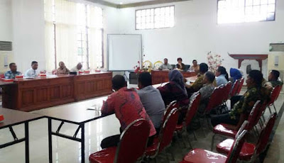 Tual, Malukupost.com - Anggota DPR RI Daerah pemilihan (Dapil) Maluku, Mercy Barends, dalam kunjungan kerjanya ke Kota Tual, melakukan tatap muka dengan Pemerintah Kota Tual dengan agenda pembahasan terkait sektor ketahanan energi, mulai dari listrik, BBM Solar Subsidi bagi para nelayan, masalah yang berkaitan dengan lingkungan hidup, pengembangan kawasan hijau dan green economic bagi kota Tual. Barends katakan, terkait dengan lingkungan hidup, pihaknya melakukan penyerahan infrastruktur hijau yakni mendistribusikan motor tossa (motor sampah) bantuan kepada Pemkot Tual.