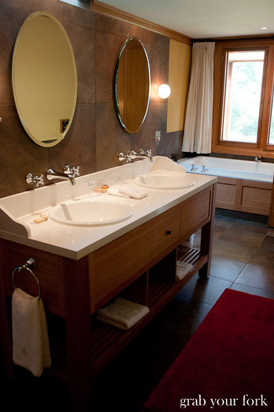 wolgan valley bathroom with double sinks