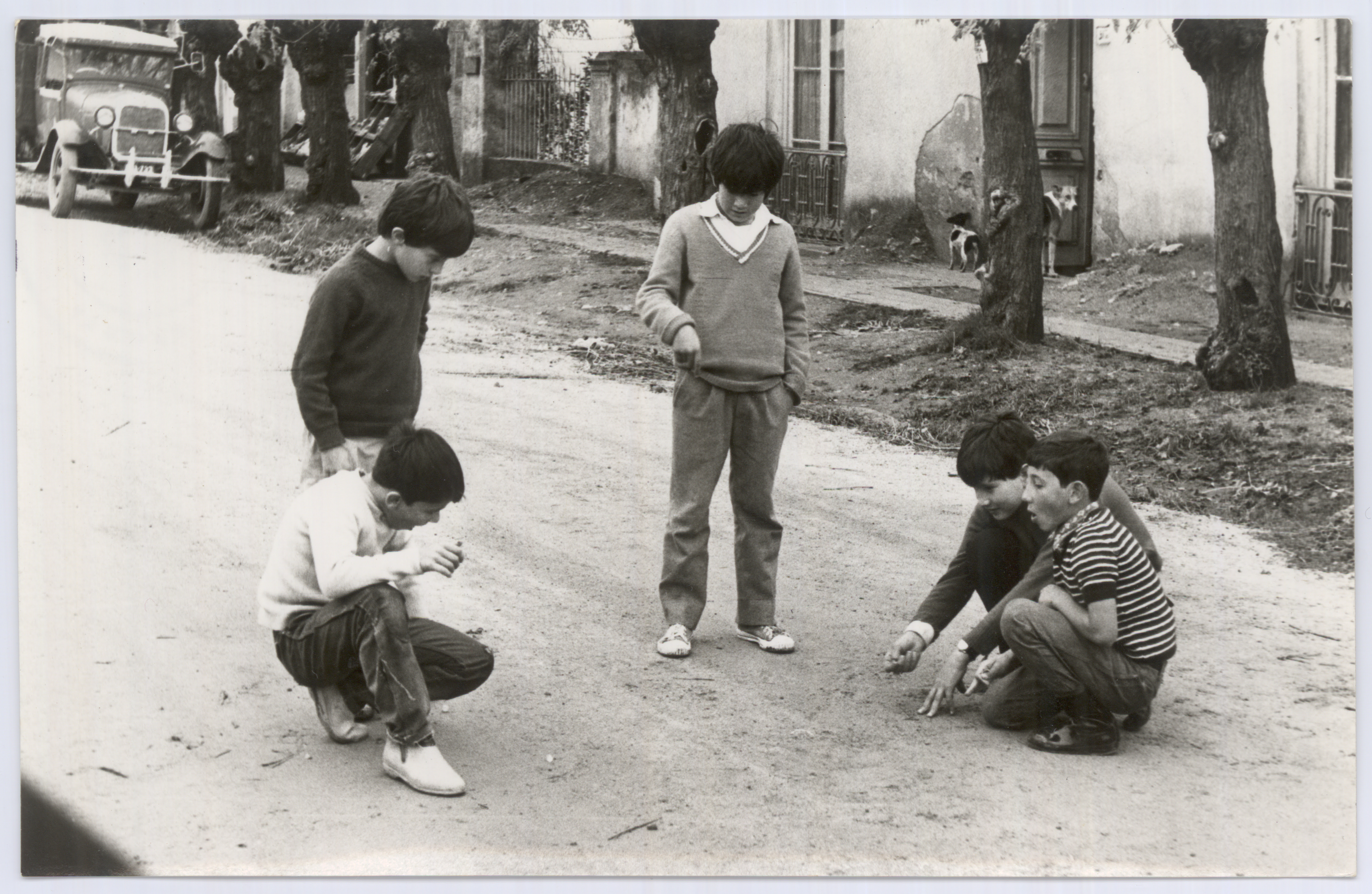 BNU-CD: Niños jugando con bolitas en plena calle de La Paz