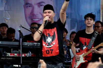 Foto: Benarkah Dhani sudah seseumbar soal kemenangannya di pilkada Bekasi? http://ift.tt/20kt43r - Berita Terkini Ahmad Dhani Terbaru Hari Ini -Ahmad Dhani sempat mengucapkan nazar jika memenangi Pilkada Kabupaten Bekasi. Nazar tersebut tak lain adalah ia akan mengundang grup band populer dunia, Red Hot Chili Peppers (RHCP) ke Indonesia.