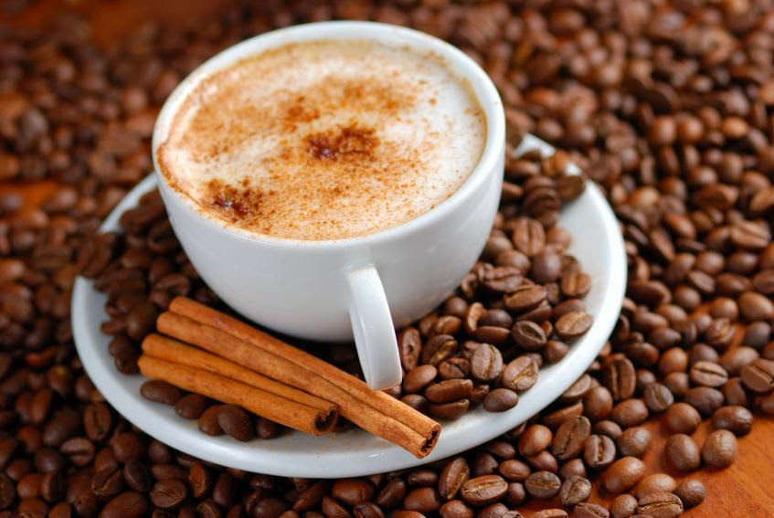 Menikmati secangkir kopi hangat agar rasa kantuk segera hilang. Diperlukan keterampilan khusus saat menyedu kopi agar didapat cita rasa kopi yang sempurna.