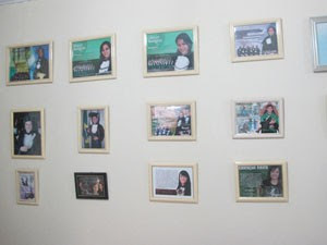 Quadro com fotos de alunos que se formaram (Foto: Tássia Thum/ G1)