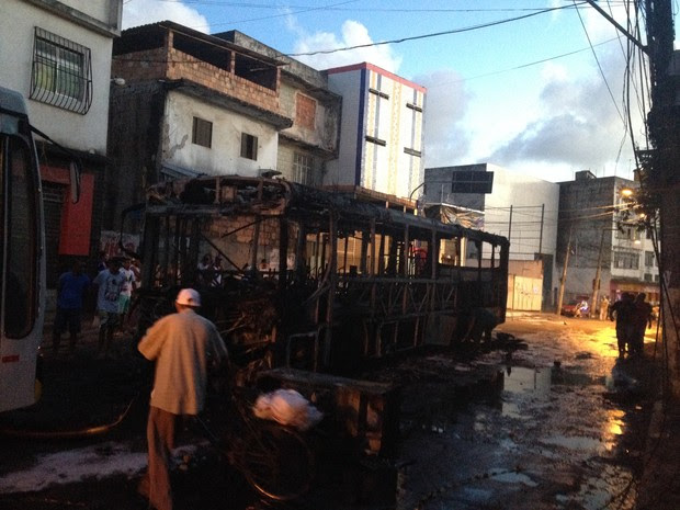 Ônibus ficou destruído após incêndio (Foto: Alan Tiago)