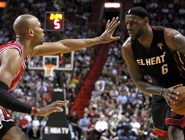 Chicago Bulls Taj Gibson e Miami Heat LeBron James (Foto: Reuters)