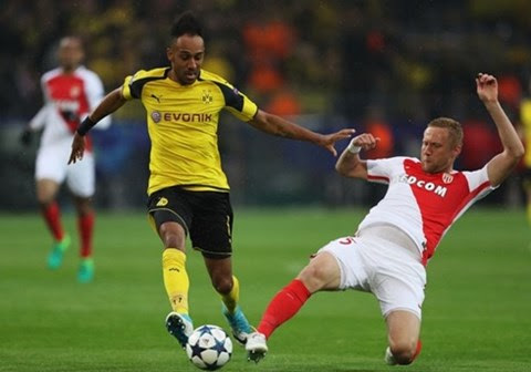 Aubameyang (áo vàng) sẽ nhận 824.615 bảng/tuần nếu tới Trung Quốc thi đấu