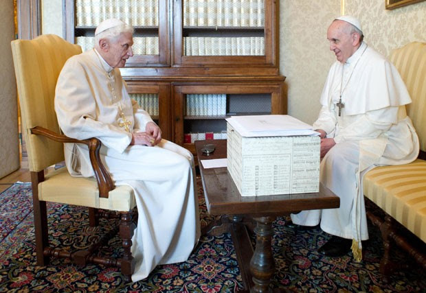 Papa emérito Bento XVI (esq) em encontro com o Papa Francisco, em 23 de março (Foto: Osservatore Romano/AP)