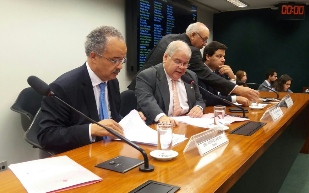 O relator da reforma política, Vicente Cândido (PT-SP) (esq.), ao lado do presidente da comissão, Lucio Vieira Lima (PMDB-BA) (Foto: Bernardo Caram/G1)