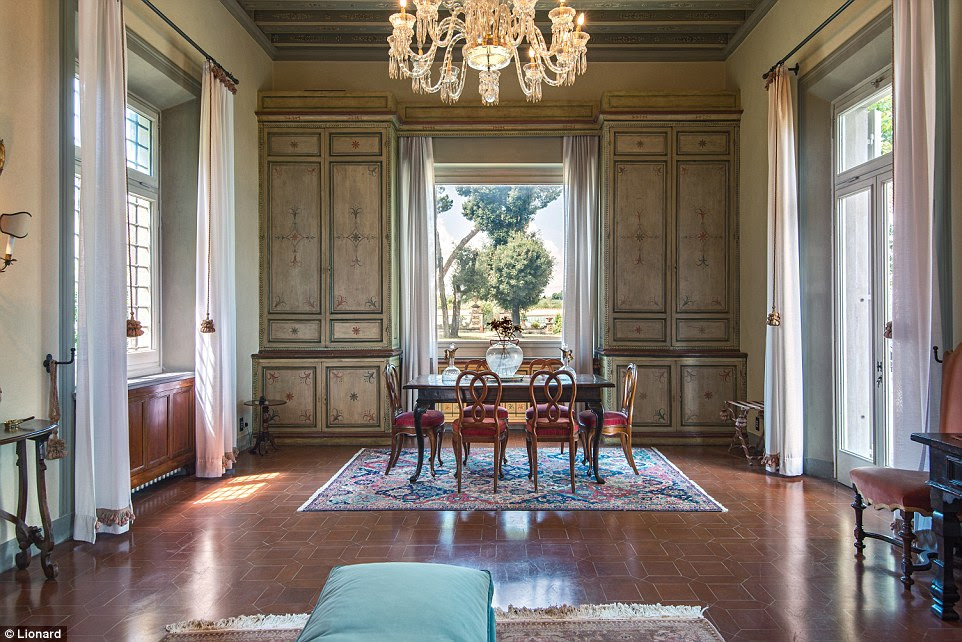 The complex dates back to the 16th century and constitutes a manor house, as well as keepers lodgings and a lemon conservatory