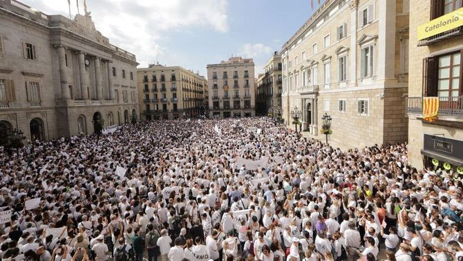La plaça de Sant Jaume de Barcelona s'ha omplert de gom a gom (Reuters)