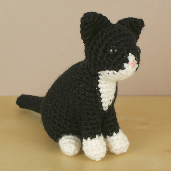 AmiCats Tuxedo Cat amigurumi crochet pattern : PlanetJune Shop, cute