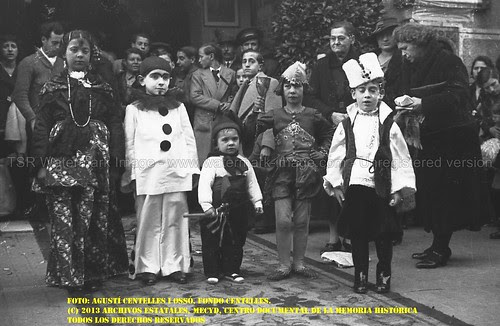 Barcelona, la ciudad estimada y fotografiada por Agustí Centelles i Ossó: grupo infantil de Carnaval. by Octavi Centelles