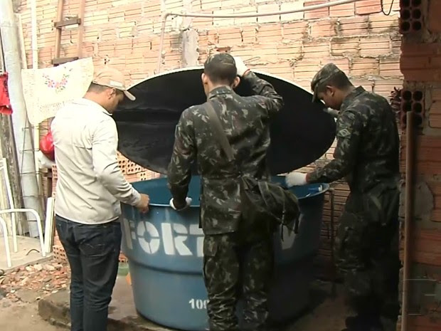 Agentes de endemias e militares do 8ª Bec no combate ao Aedes (Foto: Reprodução/TV Tapajós)