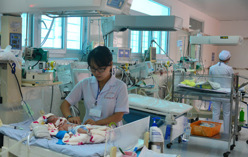 Chăm sóc những bệnh nhi đầu tiên tại Bệnh viện Nhi đồng Cần Thơ. Ảnh: Cửu Long