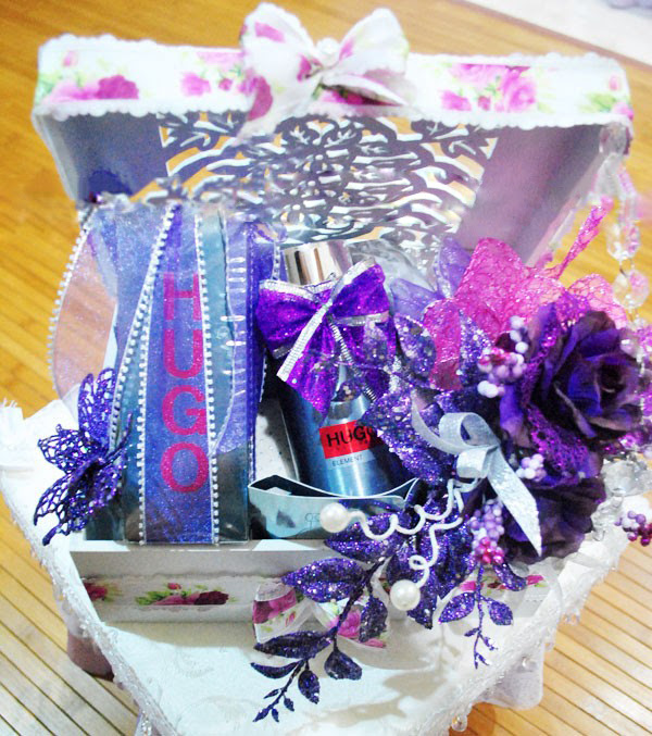 gubahan hantaran kahwin purple putih sama perfume
