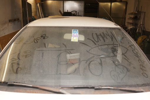 Debu menempel tebal di kaca mobil karena polusi udara basemen tempat parkir di kawasan 