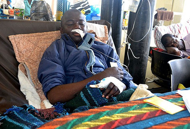 Kelvin Katoka se recupera no Hospital Central de Kitwe após ataque de cobra (Foto: AFP)
