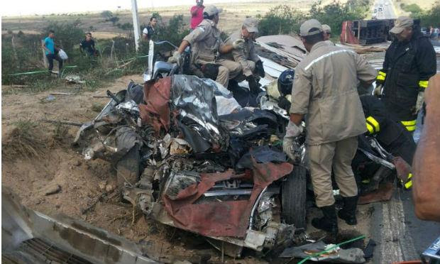 Carro ficou destruído após colisão na BR-424 em Garanhuns / Foto: Divulgação/Rádio Jornal.