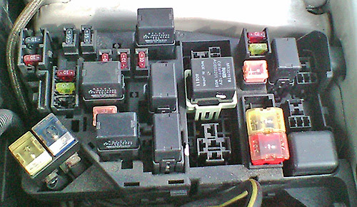 040 エンジンルーム内ヒューズボックスの説明