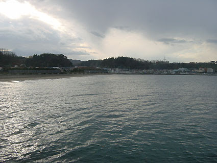 05 5 26 Pm4 00 6 00クロソイ 散歩のついでに はまなす公園にクロソイを釣りに行く 海の状態も濁りが取れて 良好 いつものようにマルチジグヘッドにイカの足を付ける 海に仕掛けを落として探り釣り 底に着くか着かないか 竿をひったくる 釣れたの