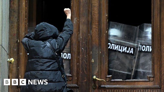 Serbia protests: Anti-government demonstrators try to storm Belgrade city hall