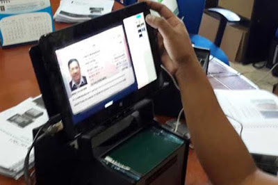 Ambon, Malukupost.com - Kantor Imigrasi Kelas I Ambon setiap hari melayani permohonan masyarakat untuk membuat paspor mencapai 20 buah/hari. "Memang permohonan masyarakat tidak merata ada yang 30 ada yang 20 bahkan hanya 15 paspor dalam satu hari, karena itu kita rata-ratakan saja bisa mencapai 20/hari proses pembuatan paspor," kata Kepala Kantor Imigrasi Kelas I Ambon Mas Budi Priyatno di Ambon, Senin (21/8).