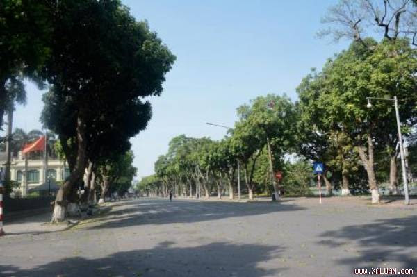 Phố Đinh Tiên Hoàng gần như không có người qua lại.