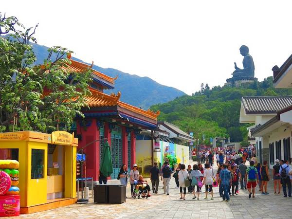 Một con đường của làng Ngong Ping. Ảnh: eatandtravelwithus.com