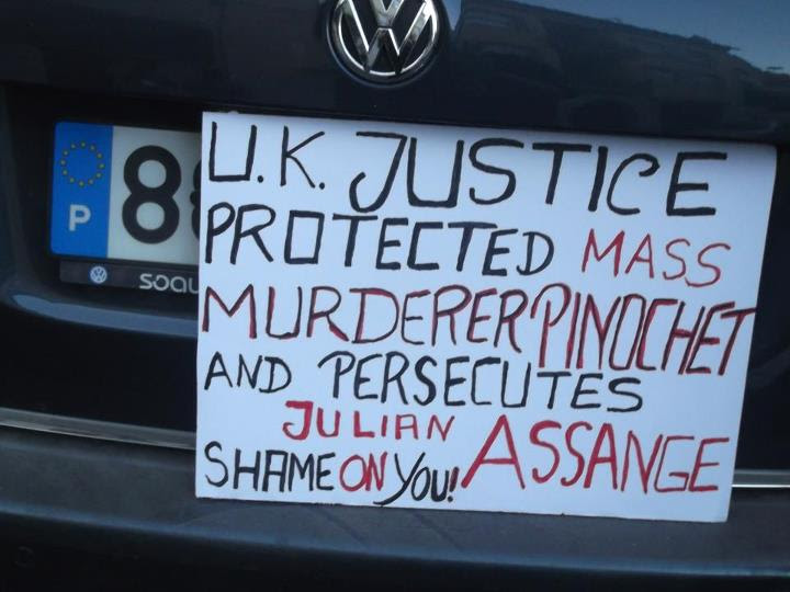 Fotos e vídeos do protesto pro-Assange ontem na Embaixada do Reino Unido