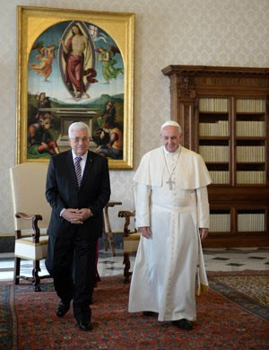 O presidente palestino, Mahmud Abbas, e o Papa Francisco em encontro nesta quinta-feira (17) no Vaticano (Foto: Maurizio Brambatti/AP)