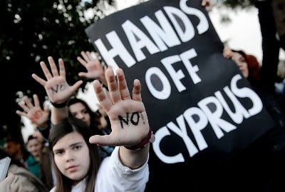 O povo cipriota está em choque com as medidas previstas, tendo sido marcada uma manifestação, para esta tarde, em frente ao Parlamento, para contestar as medidas propostas. Foto: EPA/FILIP SINGER