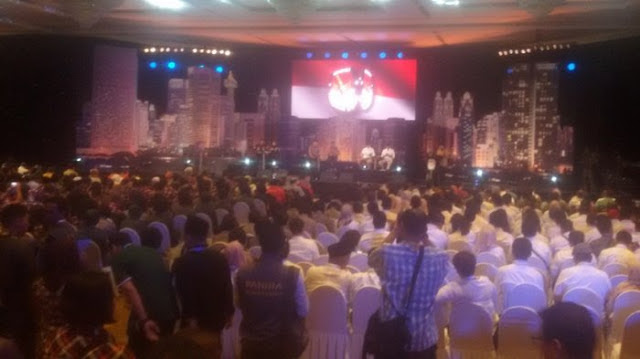 Video: Celetukan Ahok 'Sindir' Agus: Ya Sudahlah, Namanya Juga Mau Jadi Gubernur  http://ift.tt/20kt43r - Berita Terkini Terbaru Hari Ini -  Sesi keempat debat pasangan calon gubernur dan wakil gubernur, Jumat (13/1/2017) malam, yang dipandu oleh Ira Koesno menunjukkan suasana persaingan yang panas antarpaslon. Salah satu momen menarik dari debat tersebut adalah debat antara paslon Agus-Sylviana dan Ahok-Djarot