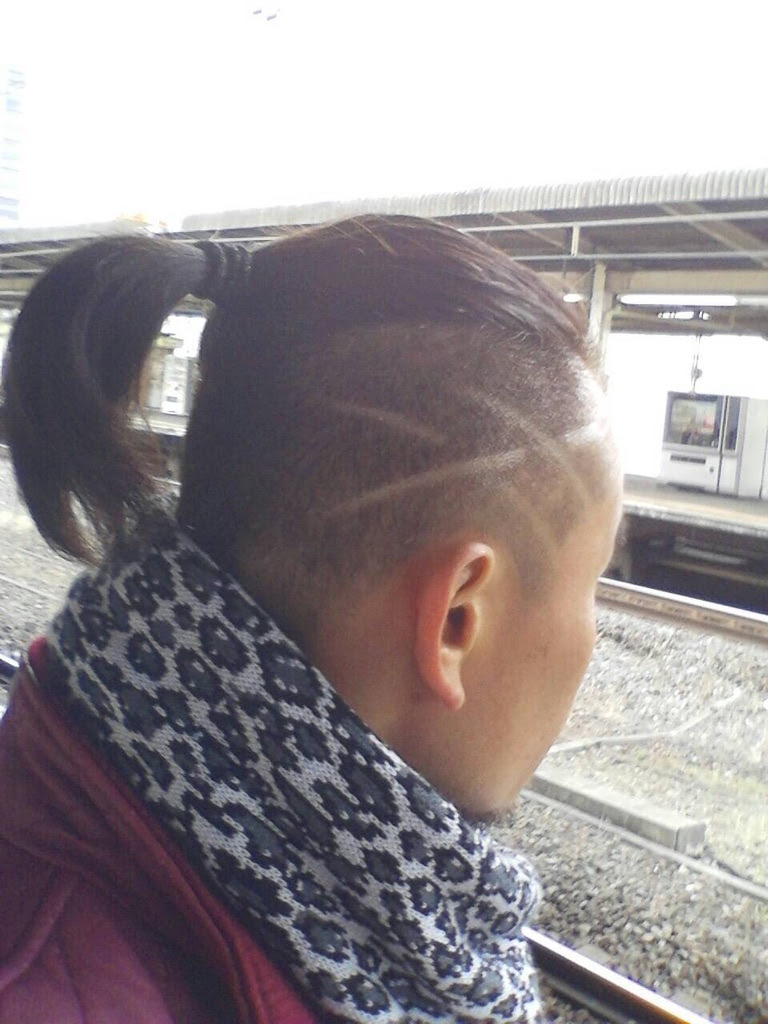 ライン 墨田区菊川の床屋さん 理容室 ヘアーサロン キング理容室 メンズカット レディースカット キッズカット 子供のカット 赤ちゃんカット カット 赤ちゃんの筆 レディースシェービング コーンロウ ファーストヘアー カラー パーマ コテパーマ