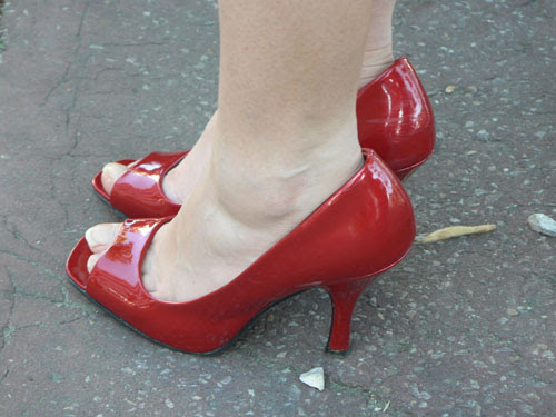 jambes blanches et chaussures rouges.jpg