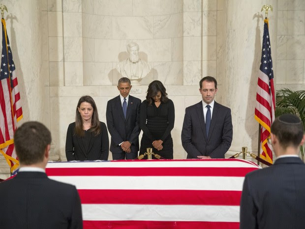 O presidente Barack Obama e a primeira-dama Michelle Obama no funeral do juiz da Suprema Corte Antonin Scalia (Foto: AP Photo/Pablo Martinez Monsivais)