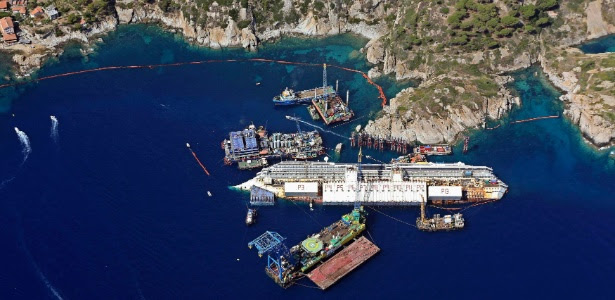 Vista aérea dos trabalhos para recolocar de pé o navio Costa Concordia, que adernou na costa da ilha de Giglio, em janeiro de 2012