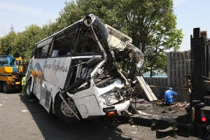 Ônibus turístico que se chocou contra um muro ficou destruído. Sete pessoas morreram no acidente