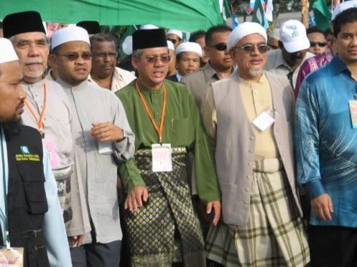 puluhan ribu penyokong dan pendokong PAS dan Pakatan Rakyat yang turut sama berarak mengiringi YB Abd Wahid Endut ke Pusat Penamaan calon yang diadakan di Stadium Negeri,