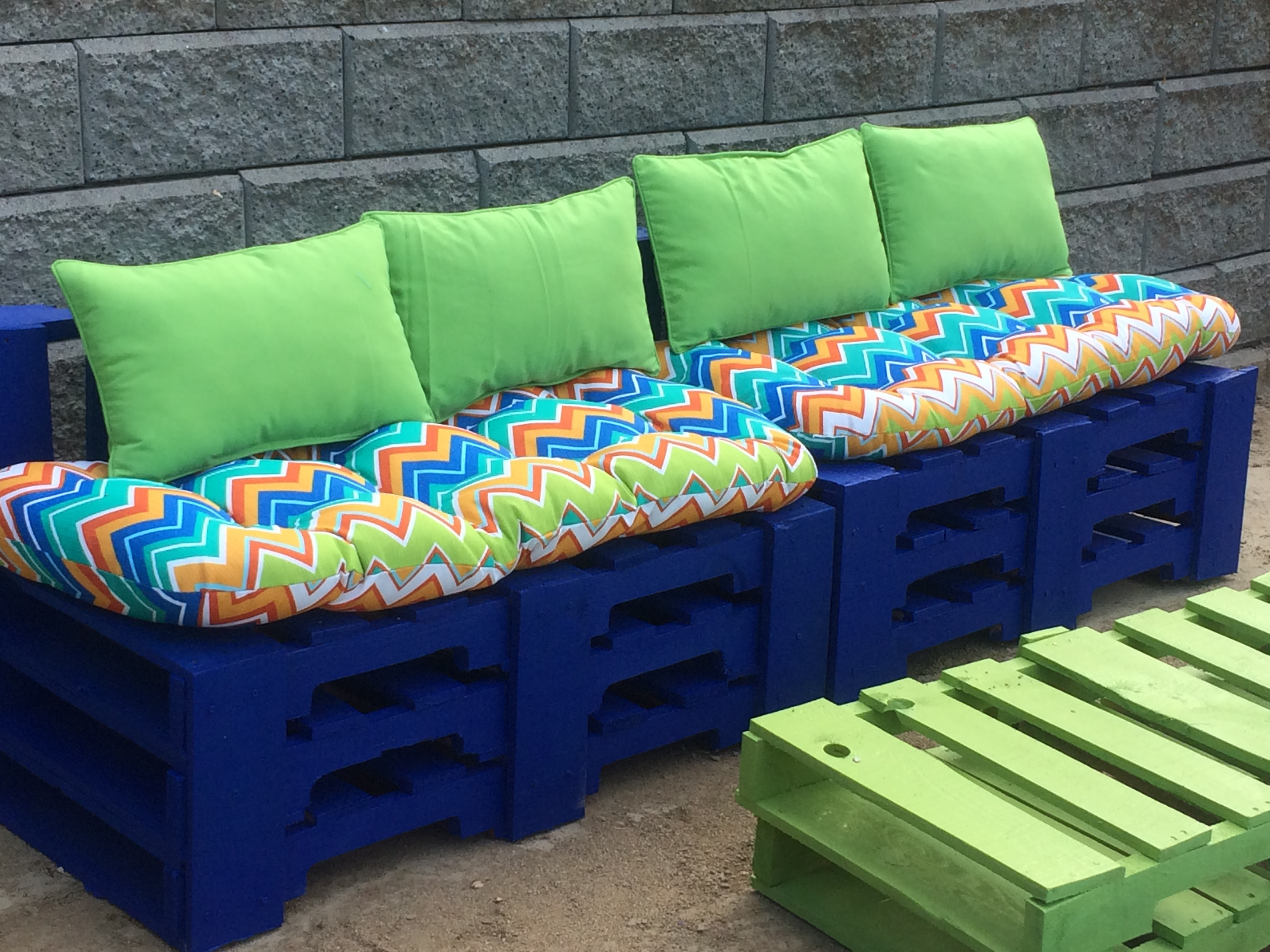 diy - backyard pallet furniture - positively stacey