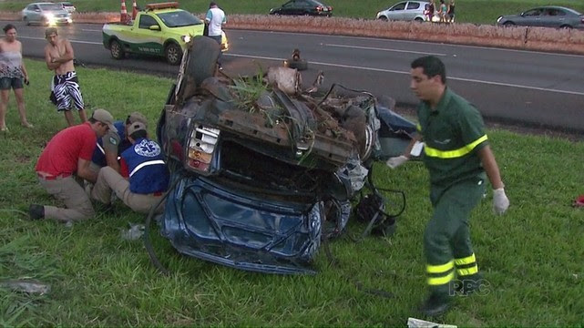 Motorista morre e passageiro fica ferido em capotamento na BR-277, em Foz do Iguaçu (Foto: Reprodução / RPC)