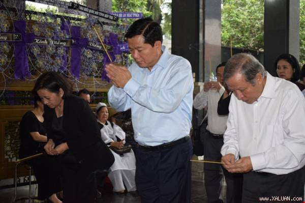 Ông Đinh La Thăng thắp hương, chia buồn cùng gia đình. Ảnh: NGUYỄN TRÀ