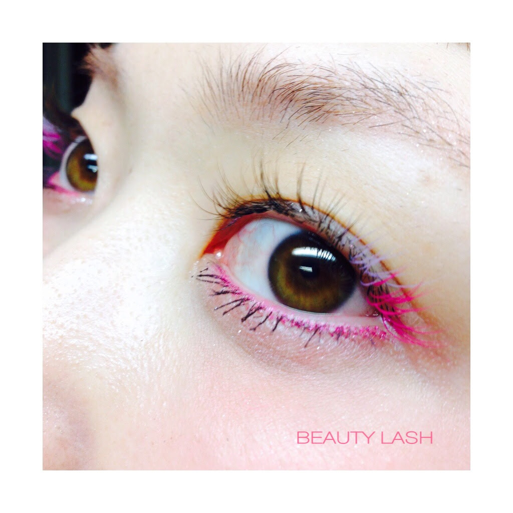カラーまつエク ピンクのポイントカラーとアイラインがキテる B Three Beauty Media