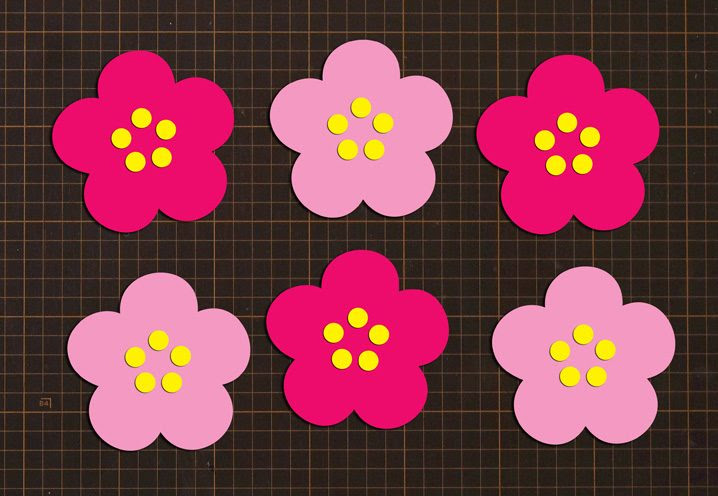 無料ダウンロード型紙で ひなまつり 桃の花 の壁面飾りを作ってみた 保育園 幼稚園 介護施設 壁面装飾 製作 春 雛祭り お雛様 ３月 もものはな 壁面飾り型紙工房