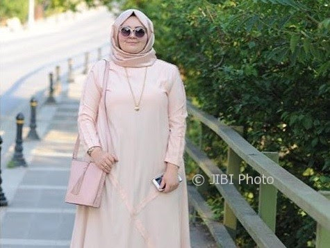 Fashion Muslim Model Gamis Modern Ini Bikin Wanita Gemuk Lebih Modis