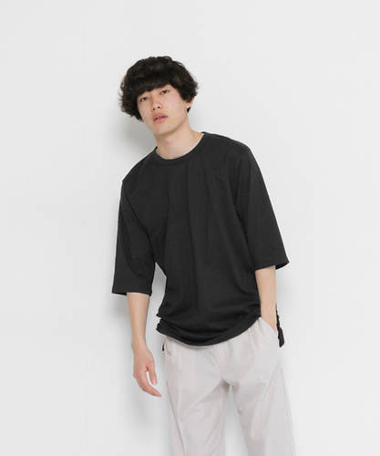 黒 ブラックのロングtシャツ 無地 半端そで のメンズコーディネート 着こなし